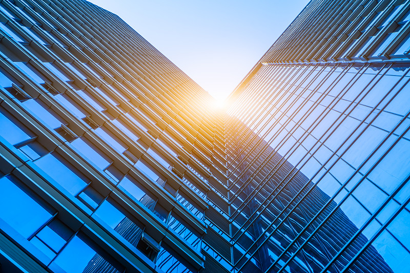 低角度的现代金属摩天大楼