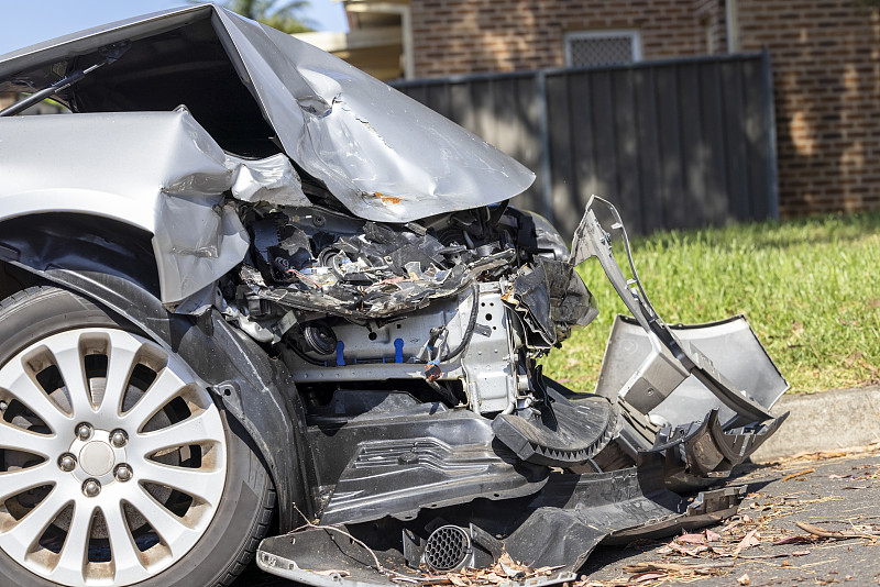 撞毁汽车的特写侧面视图，背景与复制空间