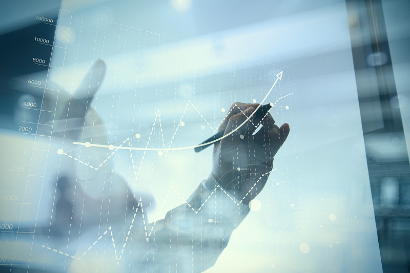 商人用新的现代计算机手工工作