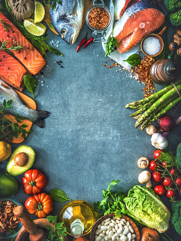 各种新鲜的鱼与芳香的香草，香料和蔬菜