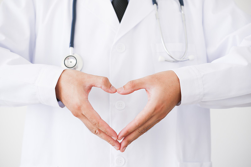 医生做心脏形状