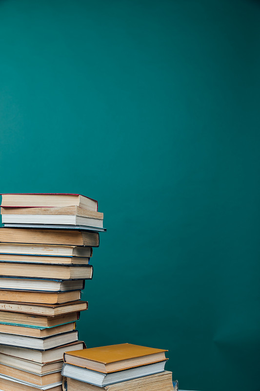 图书馆里有很多老书可以学习和阅读