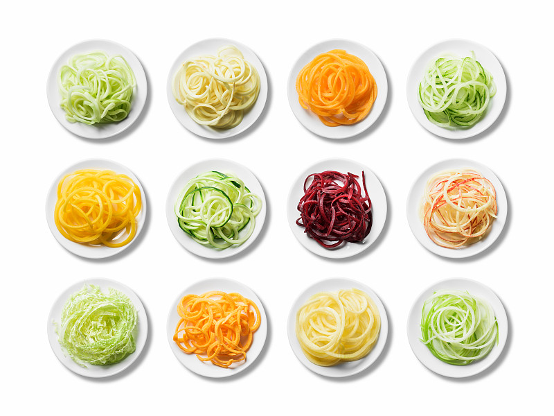 12盘新鲜鲜亮的螺旋形水果和蔬菜