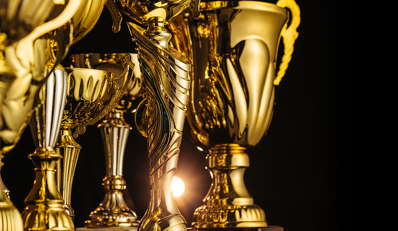 黑色背景上的金色奖杯。