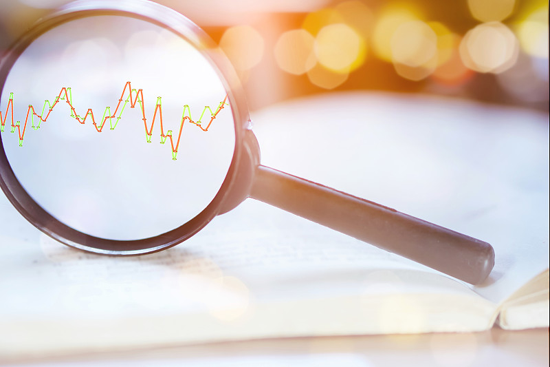 双曝光业务概念放大镜聚焦成长型股票图