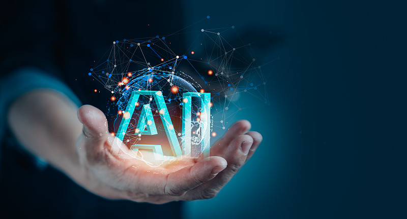 商人手持虚拟数字图标用于在线信息网络