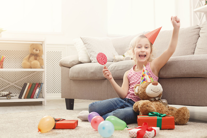 快乐的女孩用很多礼物庆祝生日