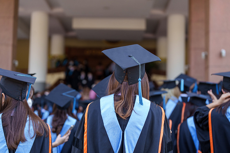 概念教育祝贺暨毕业典礼。在大学毕业典礼上祝贺毕业生，在大学毕业典礼上背黑帽子成功毕业，