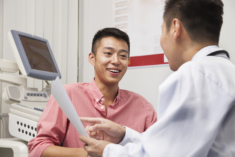 年轻人和医生谈话