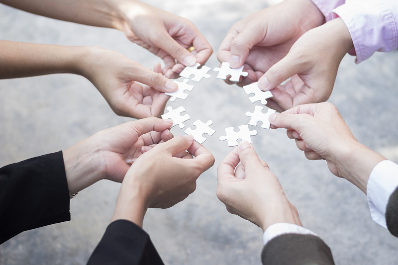 商业团队合作理念持有拼图