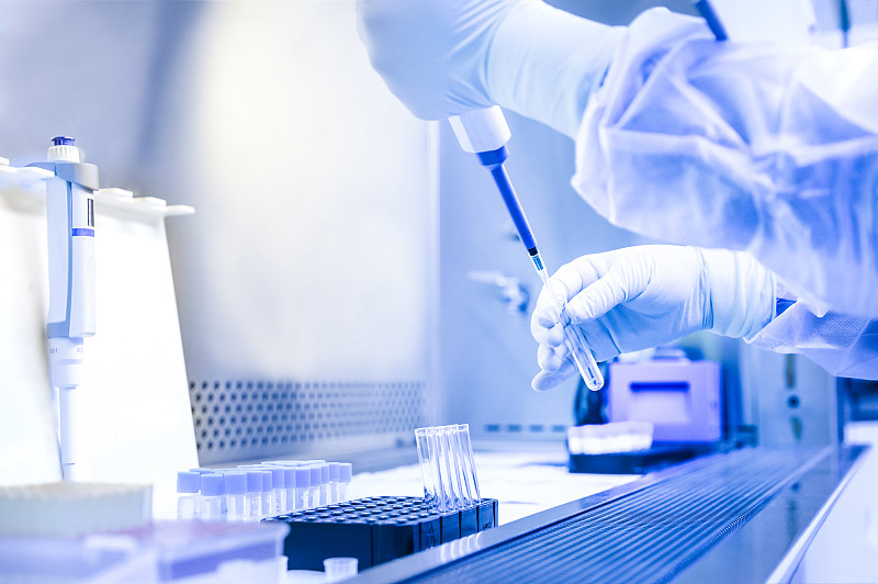 科学家在实验室里做实验