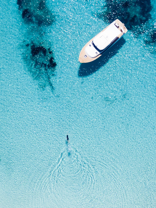 撒丁岛莫里托里奥岛前一艘船的鸟瞰图。令人惊叹的海滩，绿松石和透明的大海。翡翠海岸，撒丁岛，意大利。