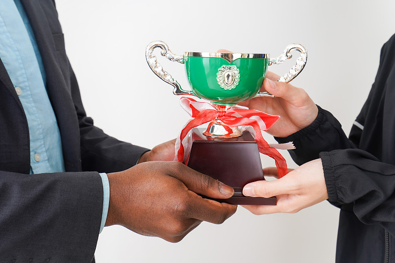 两人获得冠军奖杯