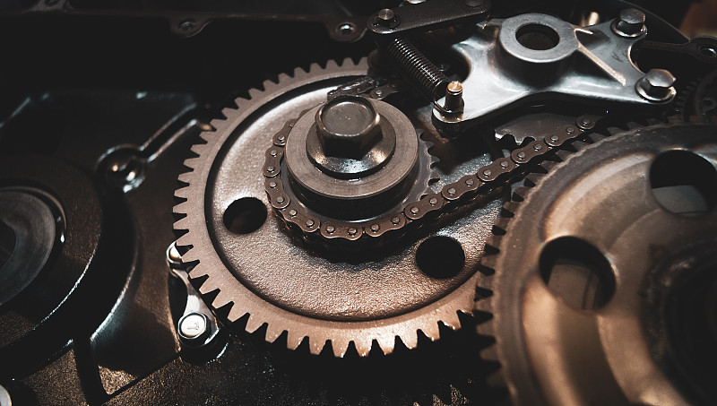 发动机的齿轮和链条。