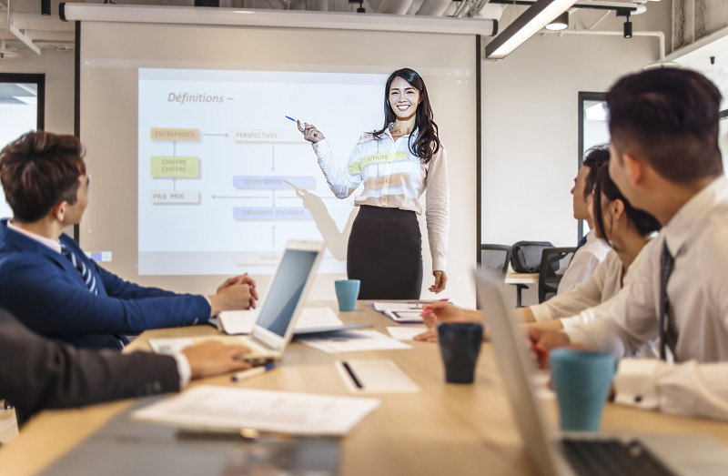 女商人在会议室做演讲