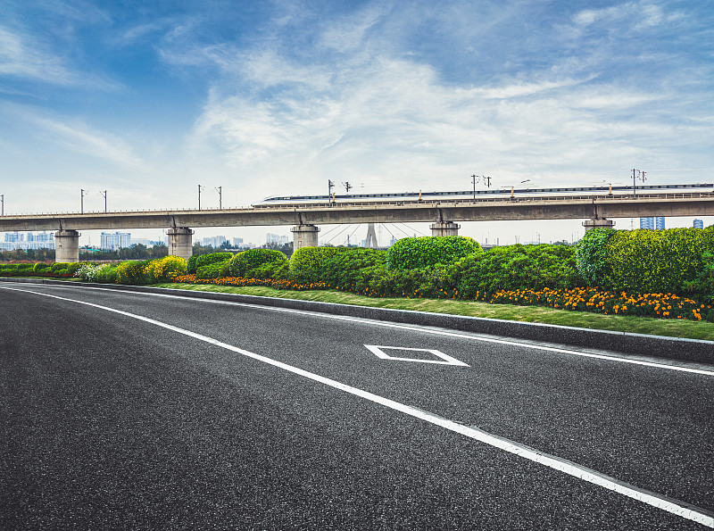 市中心空无一人的十字路口