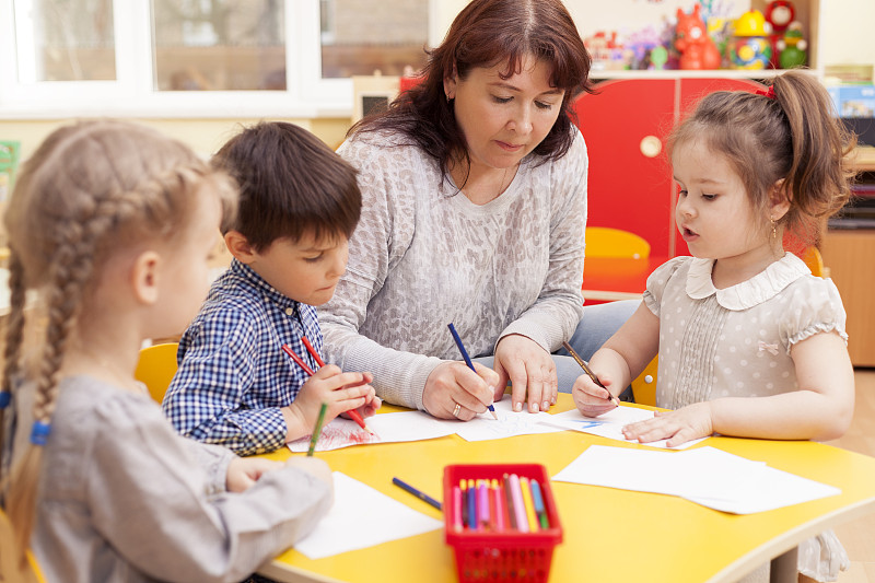 在幼儿园绘画课上