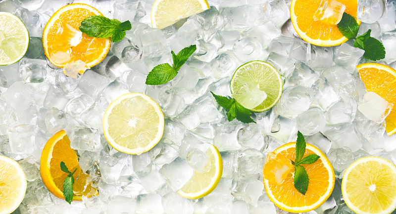 以新鲜多汁的柑橘类水果冰为背景