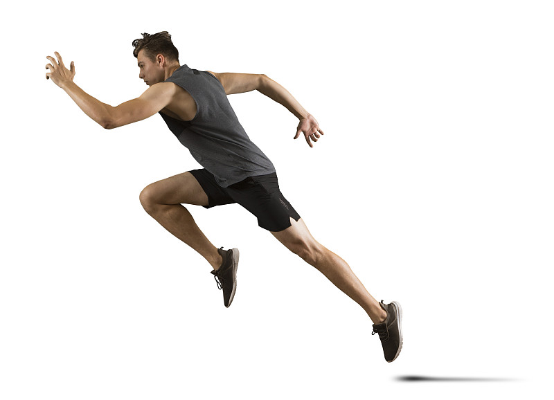 白色背景前跑步的人