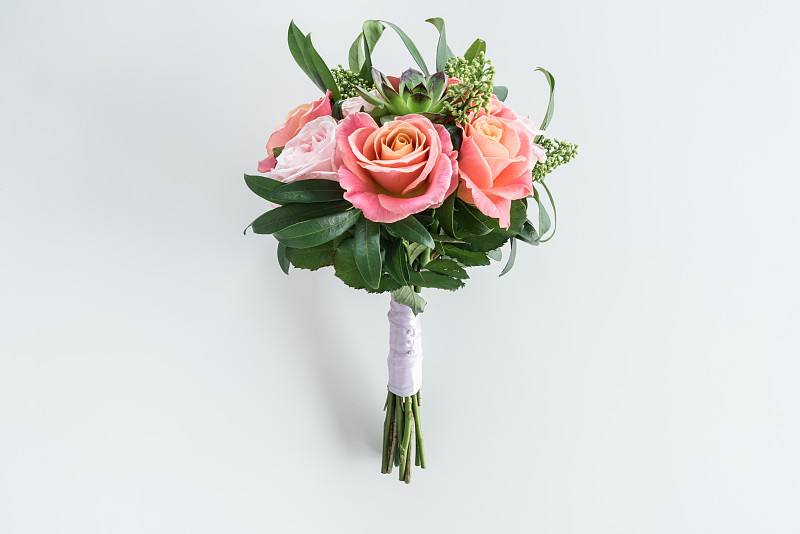 近距离观看美丽的玫瑰花束和多肉孤立在白色