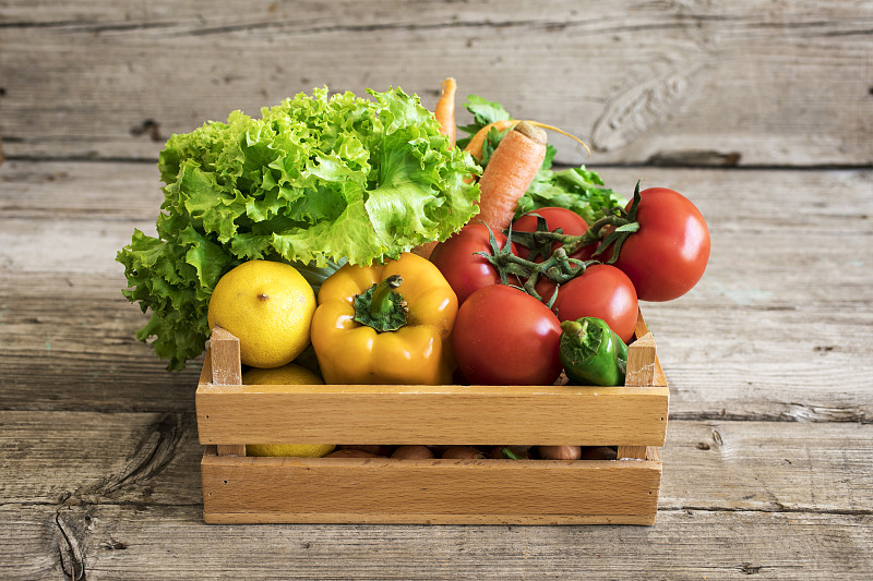 篮子里的蔬菜放在木桌上