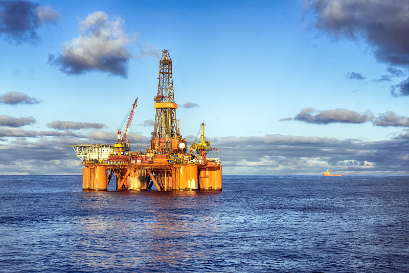 海上钻井平台白天的HDR