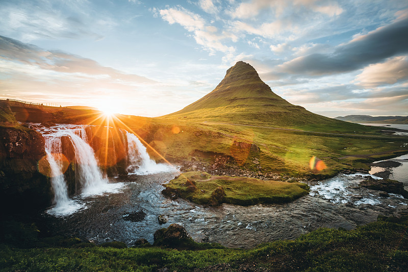 Kirkjufellsfoss瀑布的壮丽日落。位置冰岛、欧洲。