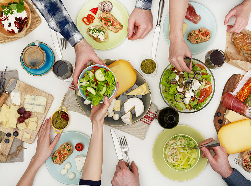 从上面看桌子上的人在吃饭