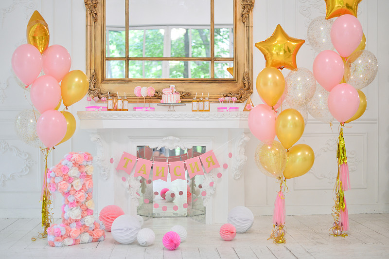 节日聚会的装饰品。很多气球，粉色和白色的。