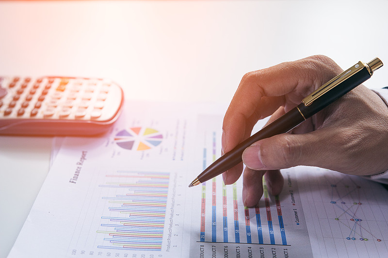 近商人认真查看分析财务报告，投资者同事们正在讨论新计划财务图。财务经理的任务。概念业务和财务，会计分析计划