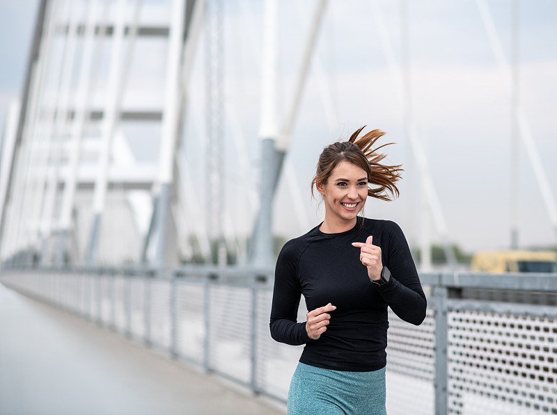 女运动员在桥上跑步