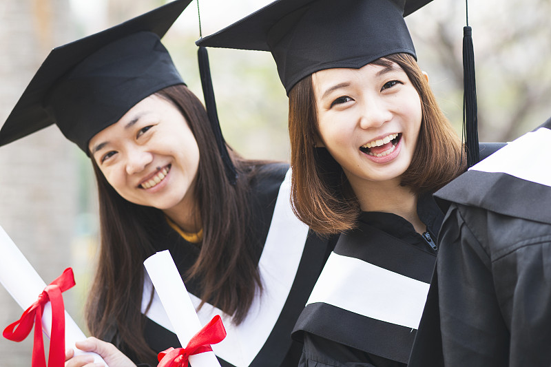 一群成功的学生在他们的毕业日