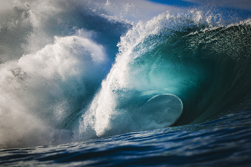 强大的海浪冲击着大海