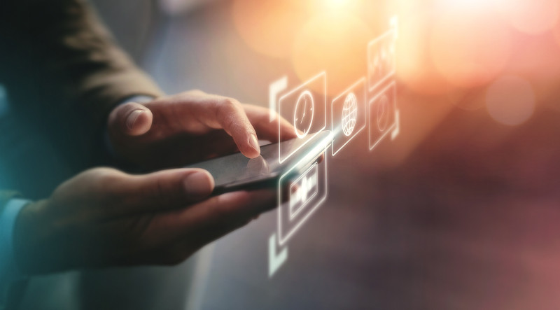 全息图，手和智能手机连接，未来主义和打字的社交媒体。特写，手机和全息为未来的通信，应用程序和设备升级的软件和短信