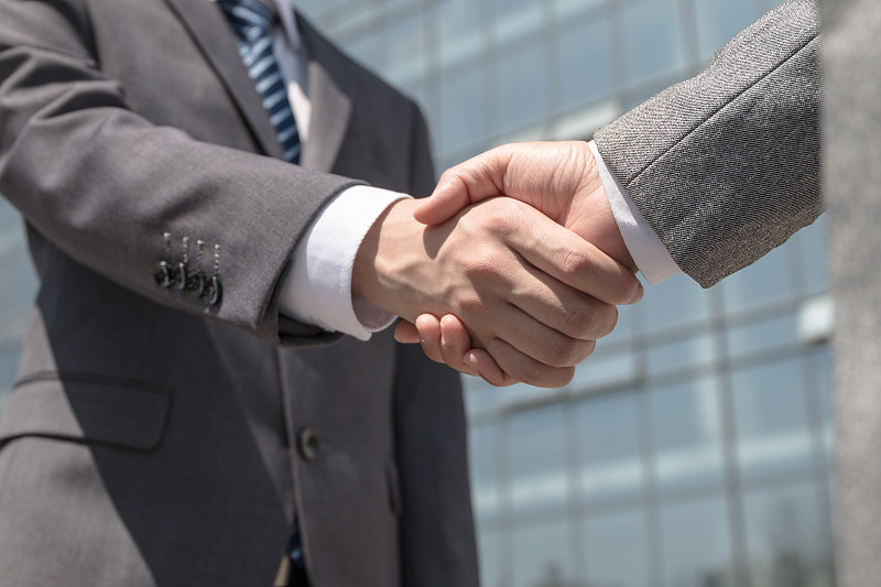 业务人员握手