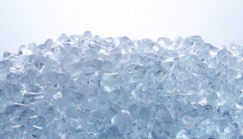 近距离的冰块在一个简单的背景