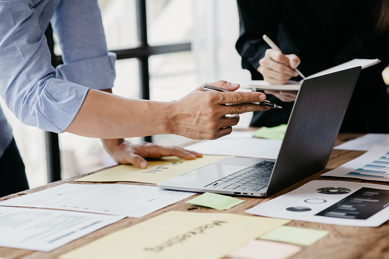 创业公司的会议室，营销部门开会计划营销和总结部门业绩，开会分析公司的目标客户。