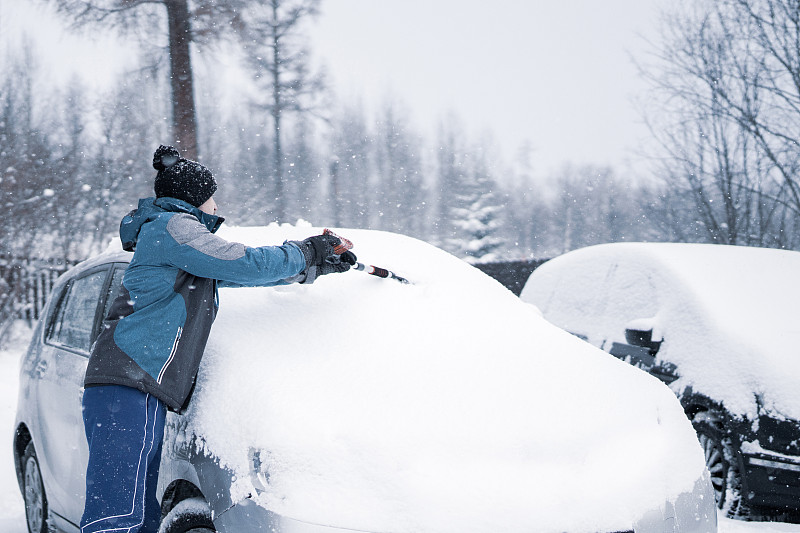 从车窗上刮冰和雪