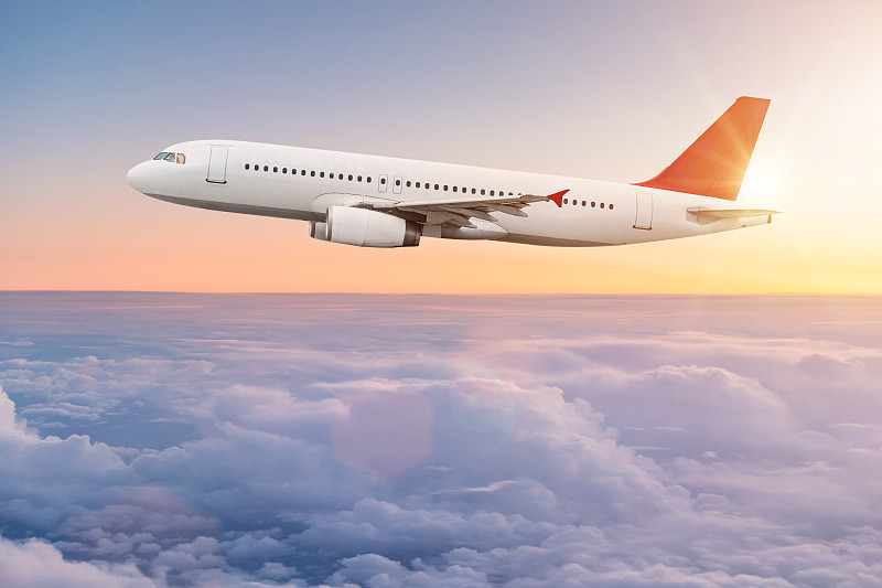 商业飞机在云层上飞行