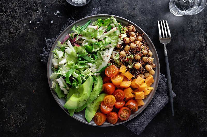 新鲜可口健康戳碗上暗