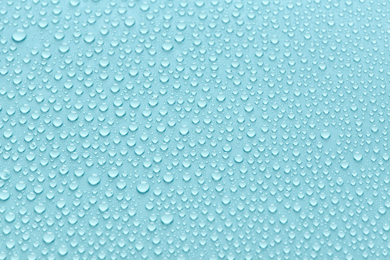 纯水滴在浅蓝色抽象背景上，水滴纹理。