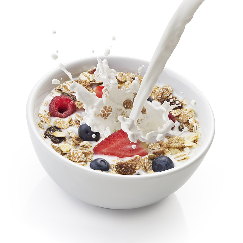 格兰诺拉麦片加牛奶