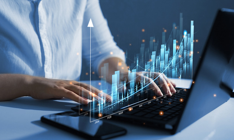 不断增长的统计、图形和图表的虚拟全息图。业务战略发展和增长计划。对汇率增长的投资。