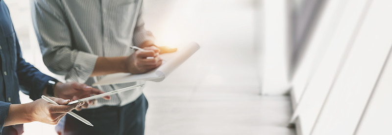 团队商务人员在办公室一起工作，团队背景横幅，