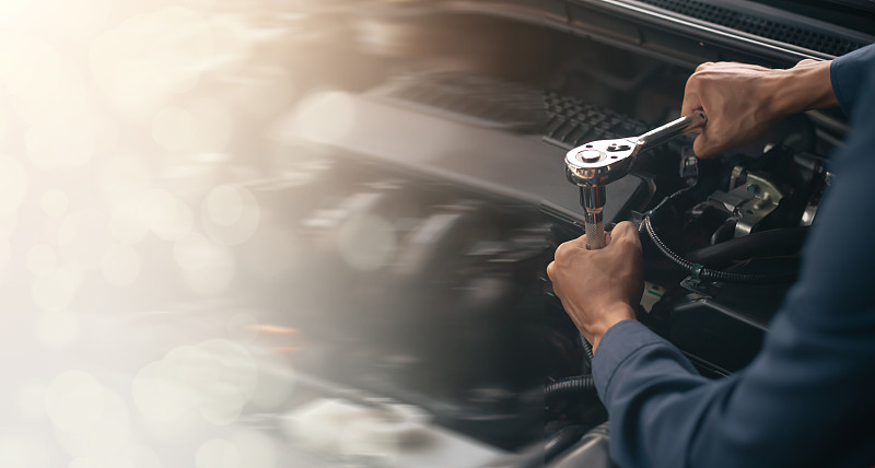 轿车服务、维修、保养理念。在汽车修理厂工作的汽车修理工。