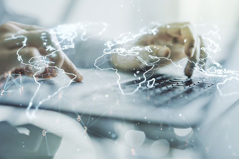双重曝光的抽象数字世界地图和手打字在笔记本上的背景，研究和战略概念