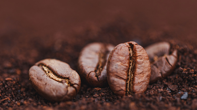 咖啡豆在研磨咖啡背景