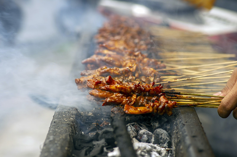 Sate Ayam或鸡肉沙茶，这是一种来自印尼日惹的传统沙茶，焦浅，背景模糊