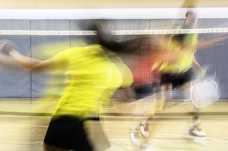 人们打羽毛球的模糊照片