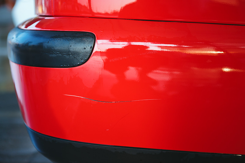 红色汽车上的刮伤
